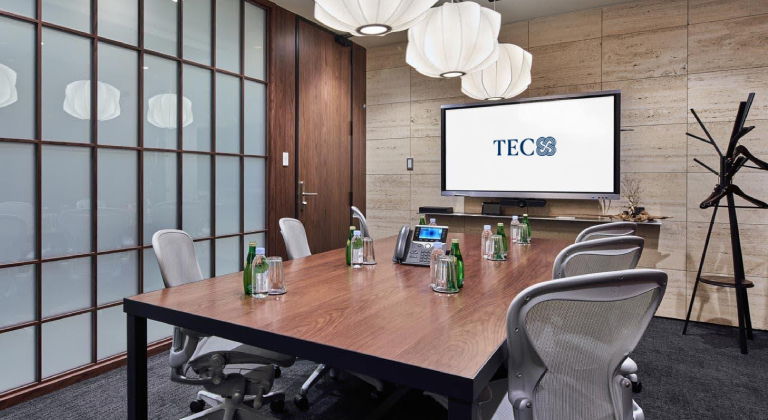 TEC 电竞博彩的智能会议室结合雾化玻璃与专业设备,提供高品质商务体验