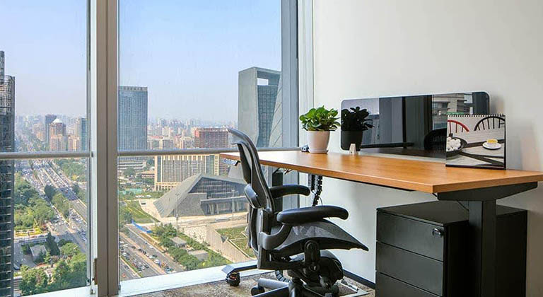 电竞菠菜 TEC 私人办公室坐拥城市天际线景观,落地窗引入充足自然采光
