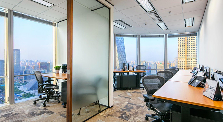 电竞博彩有灵活的办公室布局,支持模块化调整,满足企业不同规模与业务需求的空间配置