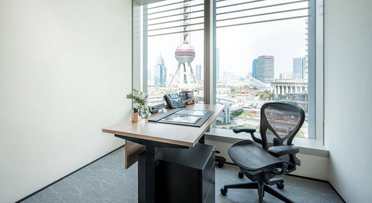 坐拥城市繁华景致的独立办公室,为一天的高效工作注入动力