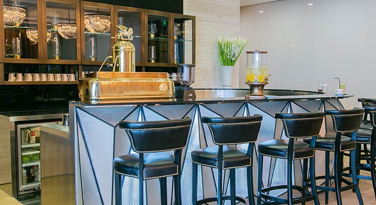 TEC 电竞博彩的咖啡吧提供客制化饮品,让会员在陆家嘴垂直社区享受轻松社交与休憩空间