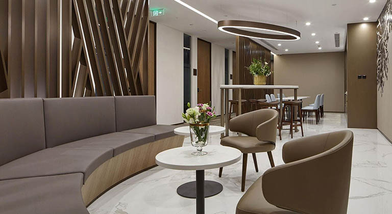 TEC 电竞博彩的舒适沙发休息区提供放松与沟通的理想空间