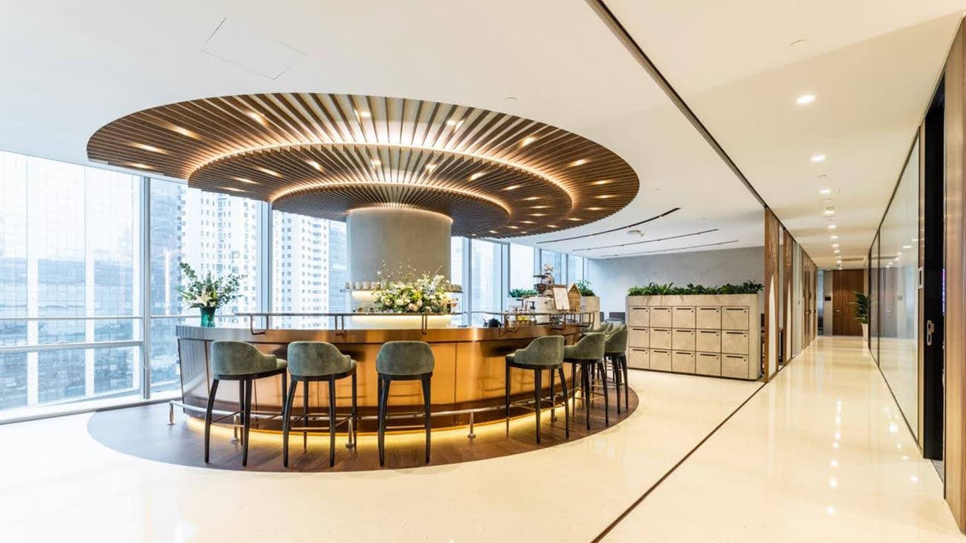 TEC 电竞菠菜宽敞的咖啡吧和公共办公区域，提供舒适环境，方便会员交流与合作