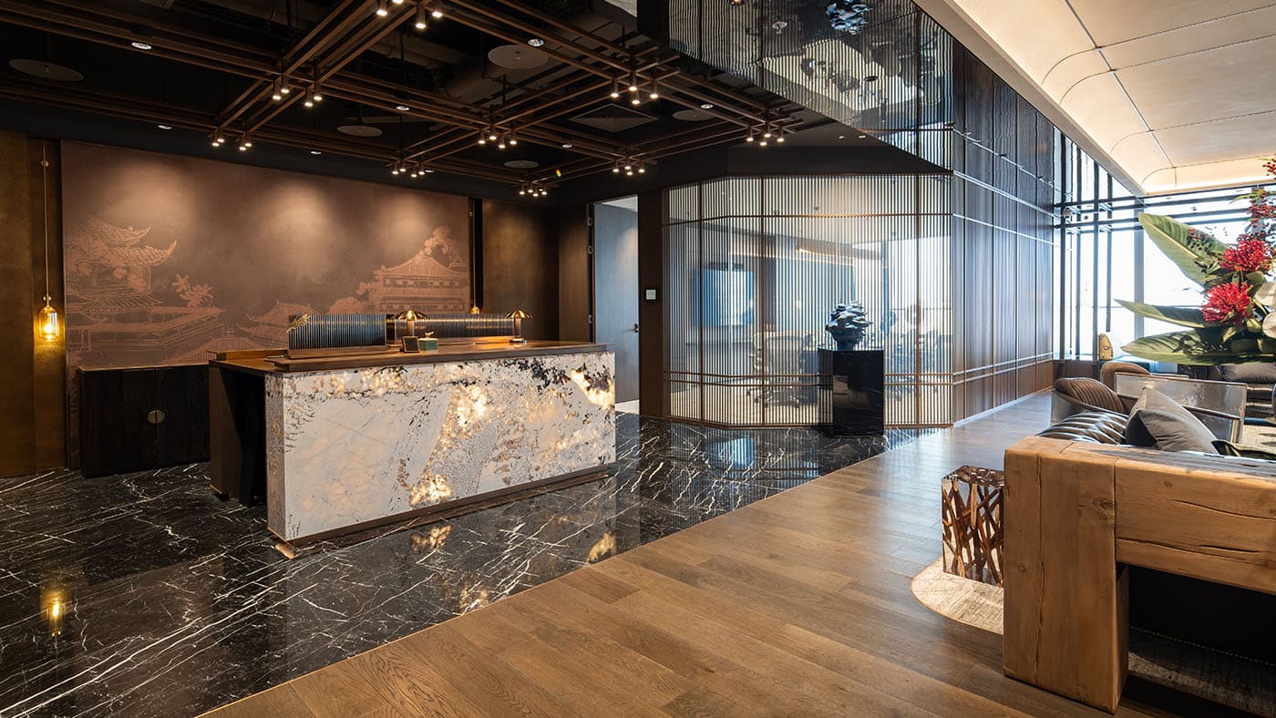 电竞博彩中心的接待区，装饰有中国文化元素，展示传统与现代的结合