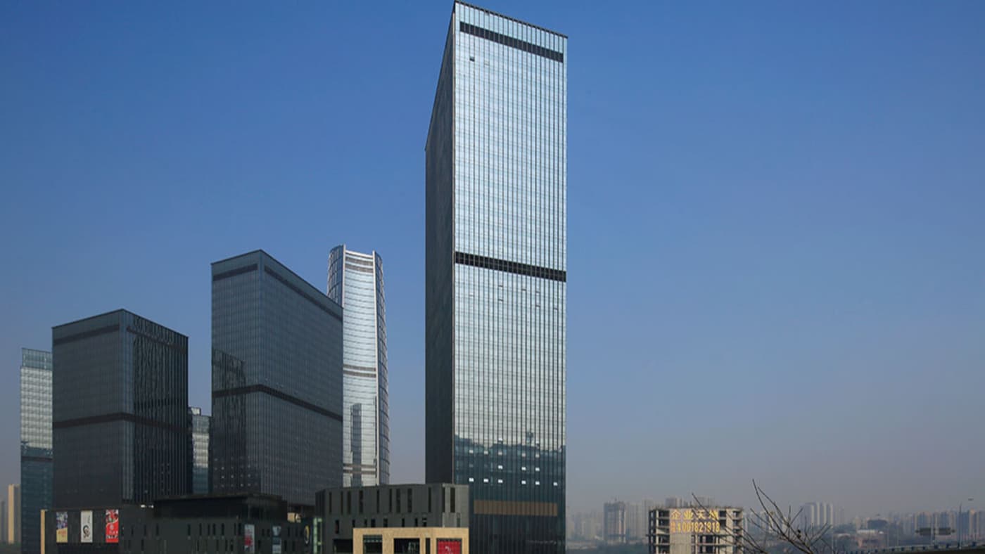 重庆解放碑 CBD 的高层写字楼、商业建筑与城市街景