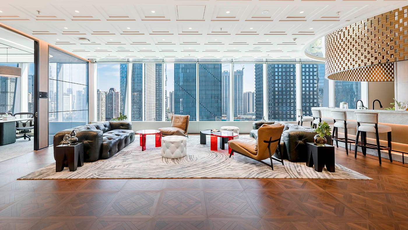 广州商务中心内的共享空间，有一面大玻璃墙能远眺城市景观