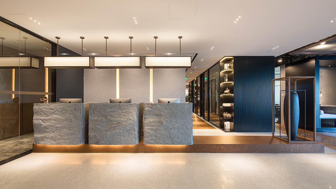 电竞博彩的商务中心有着让人耳目一新的接待区，采用现代化的独一无二设计风格，并提供贴心服务，能为 TEC 会员营造专业且温馨的第一印象