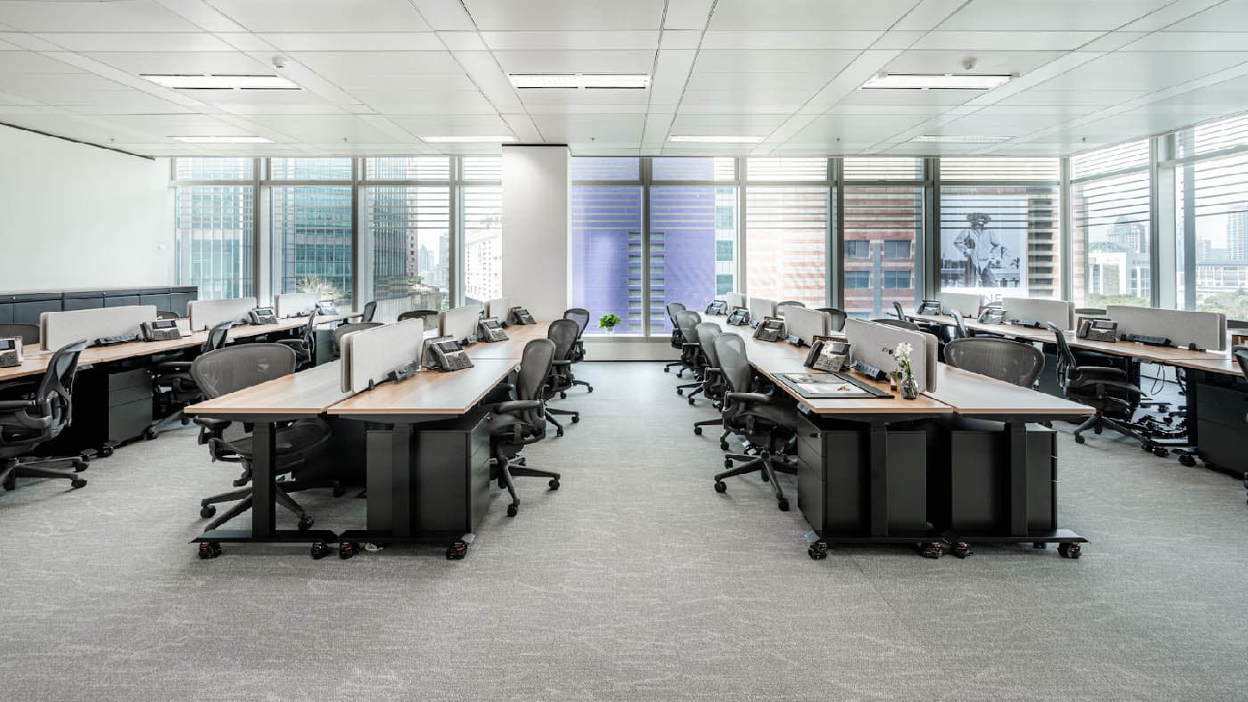 电竞菠菜 TEC 中心内的服务式办公室区域，配有人体工学椅和高效工作站