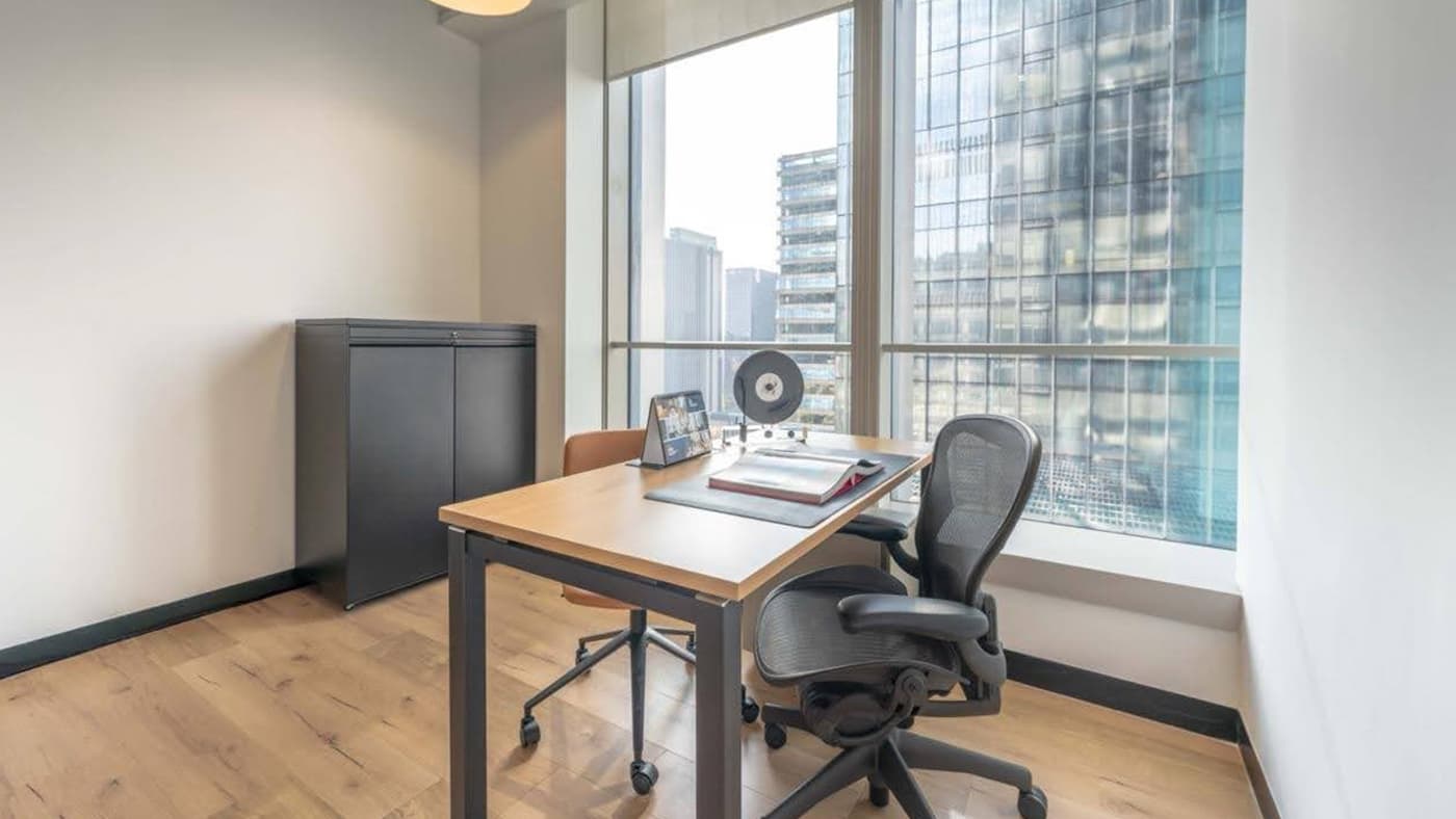 电竞博彩在不同城市的 CBD 提供灵活弹性的独立私人办公空间租赁服务，包括上海、北京、南京、深圳、成都以及天津等，为您打造一个适合一人办公的理想环境