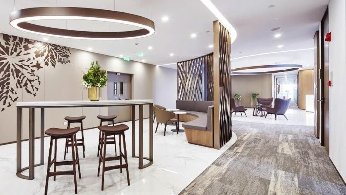 TEC 电竞菠菜的明亮宽敞的休息区提供轻松氛围，适合商务洽谈与休憩