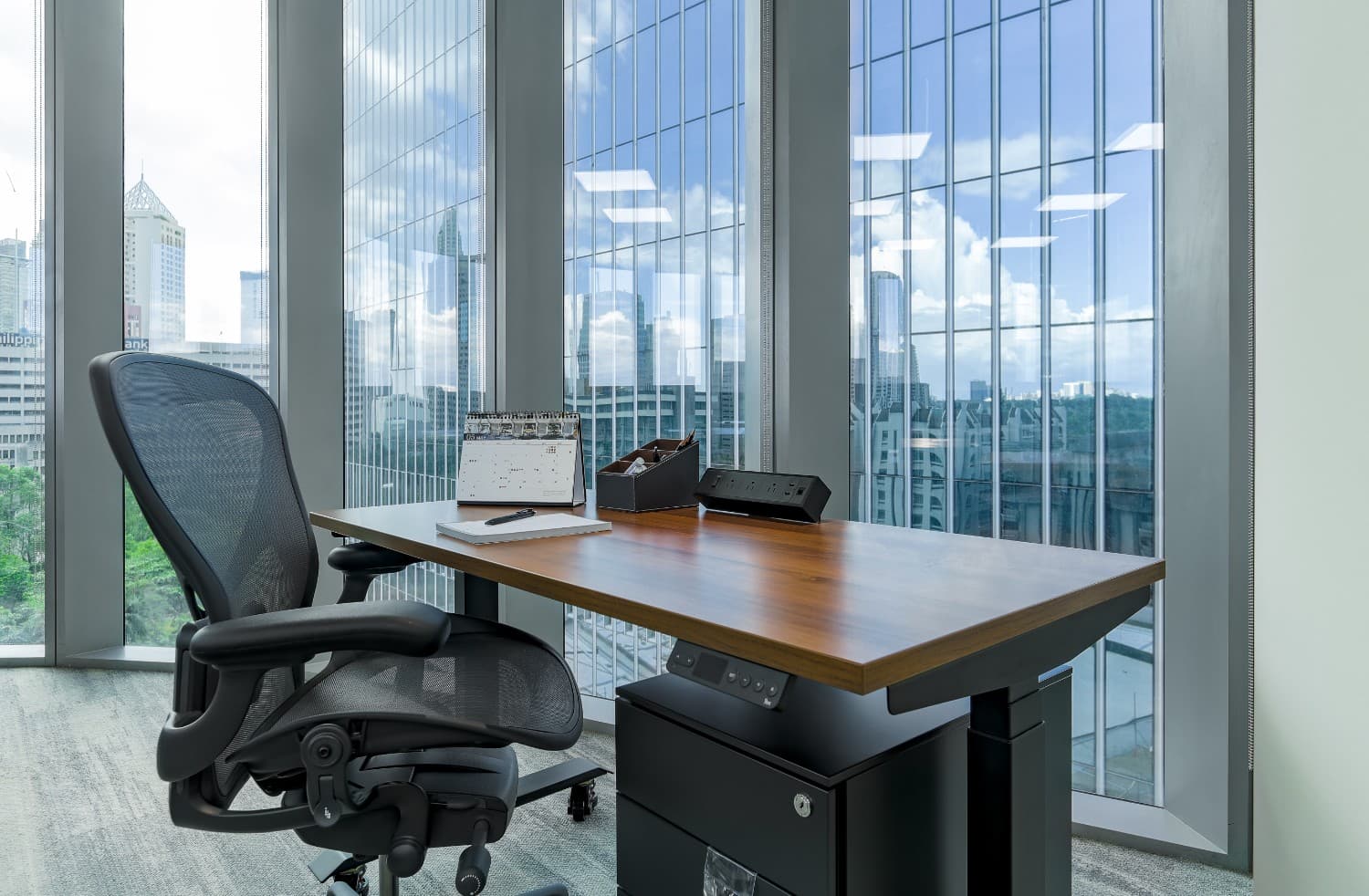 Workstation setup in Six NEO L28, featuring a desk and ergonomic chair