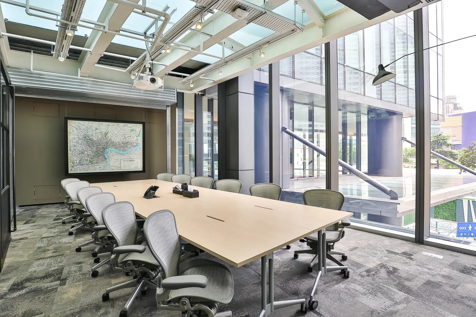 上海东亚银行金融大厦的董事会议室