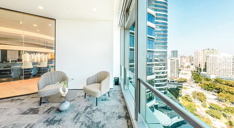 电竞博彩的商务中心坐落于中国核心商务区的现代办公大楼内,能观赏城市天际线