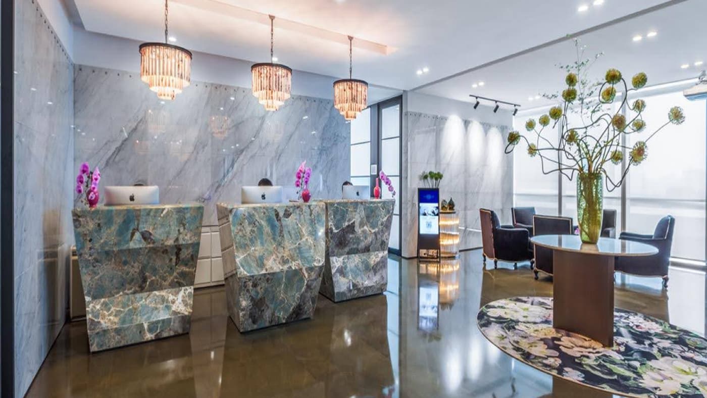 电竞博彩 TEC 商务中心现代化前台接待区与品牌形象展示空间