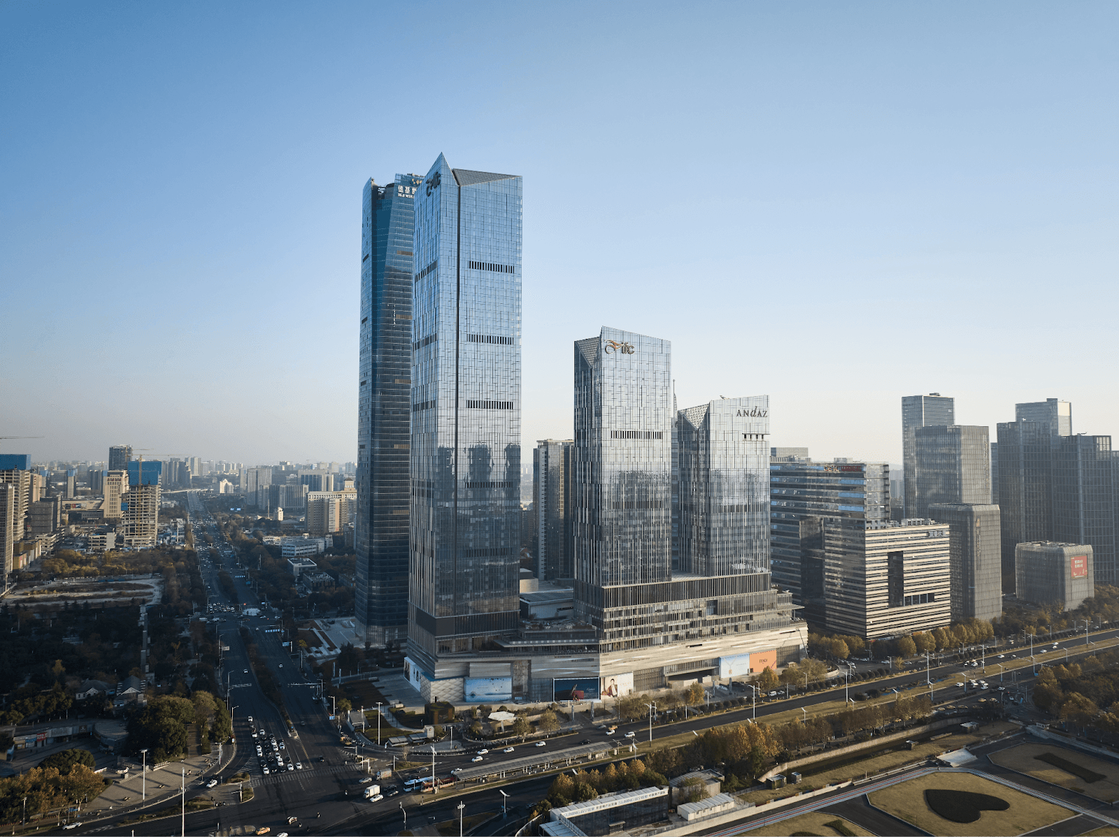 电竞菠菜在南京国金中心一期提供灵活弹性的办公空间租赁服务,包括南京私人办公室、共享办公室以及会议室等