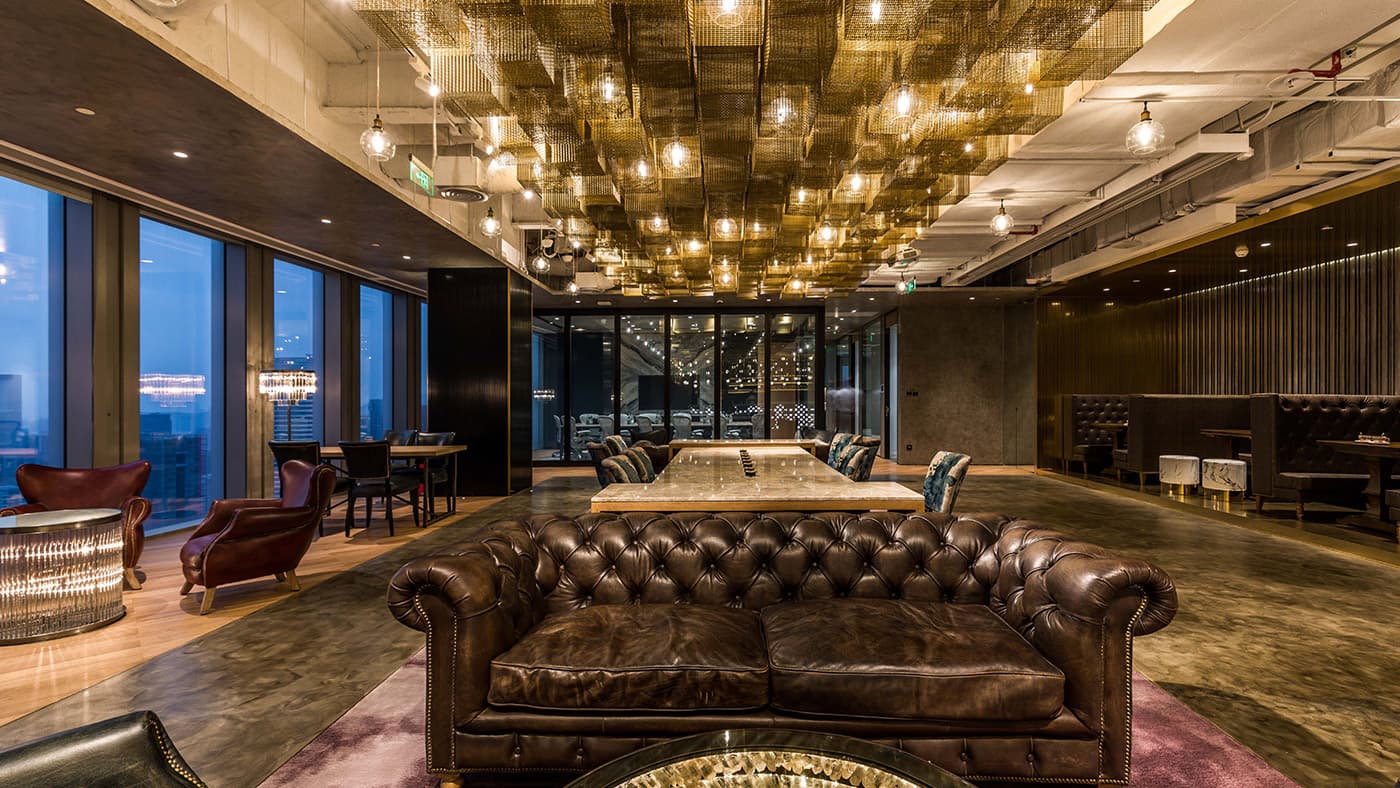 商务中心的大厅内有一盏华丽的吊灯,让活动场地显得格外华丽