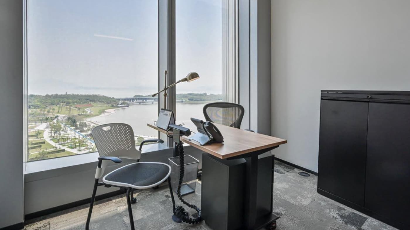 电竞菠菜 TEC 的小型私人办公室支持定制化布局设计,并可尽享城市天际线的壮丽全景