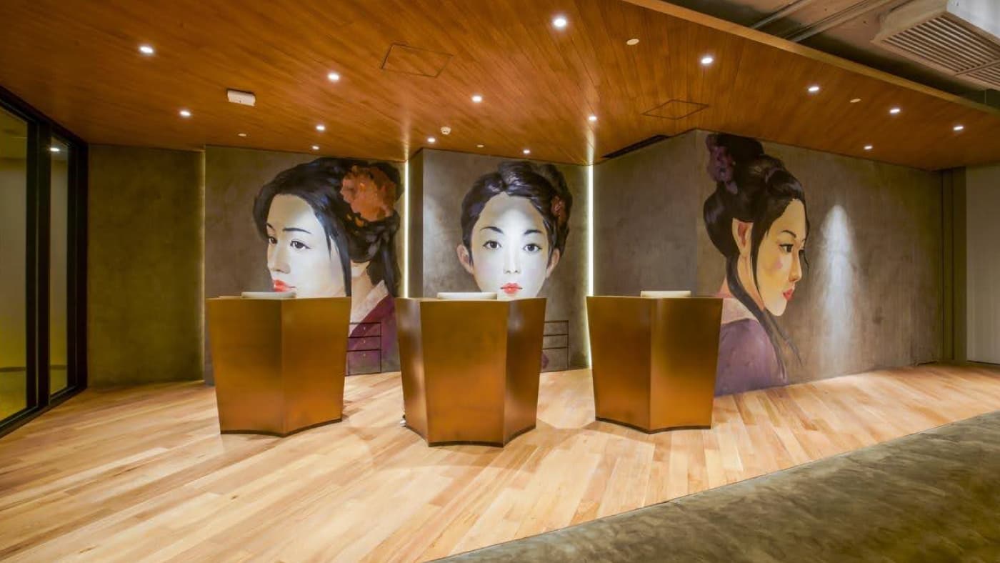 电竞博彩中心的接待服务区采用精致设计,融合本地特色作装饰点缀,旨在营造温馨高端的氛围