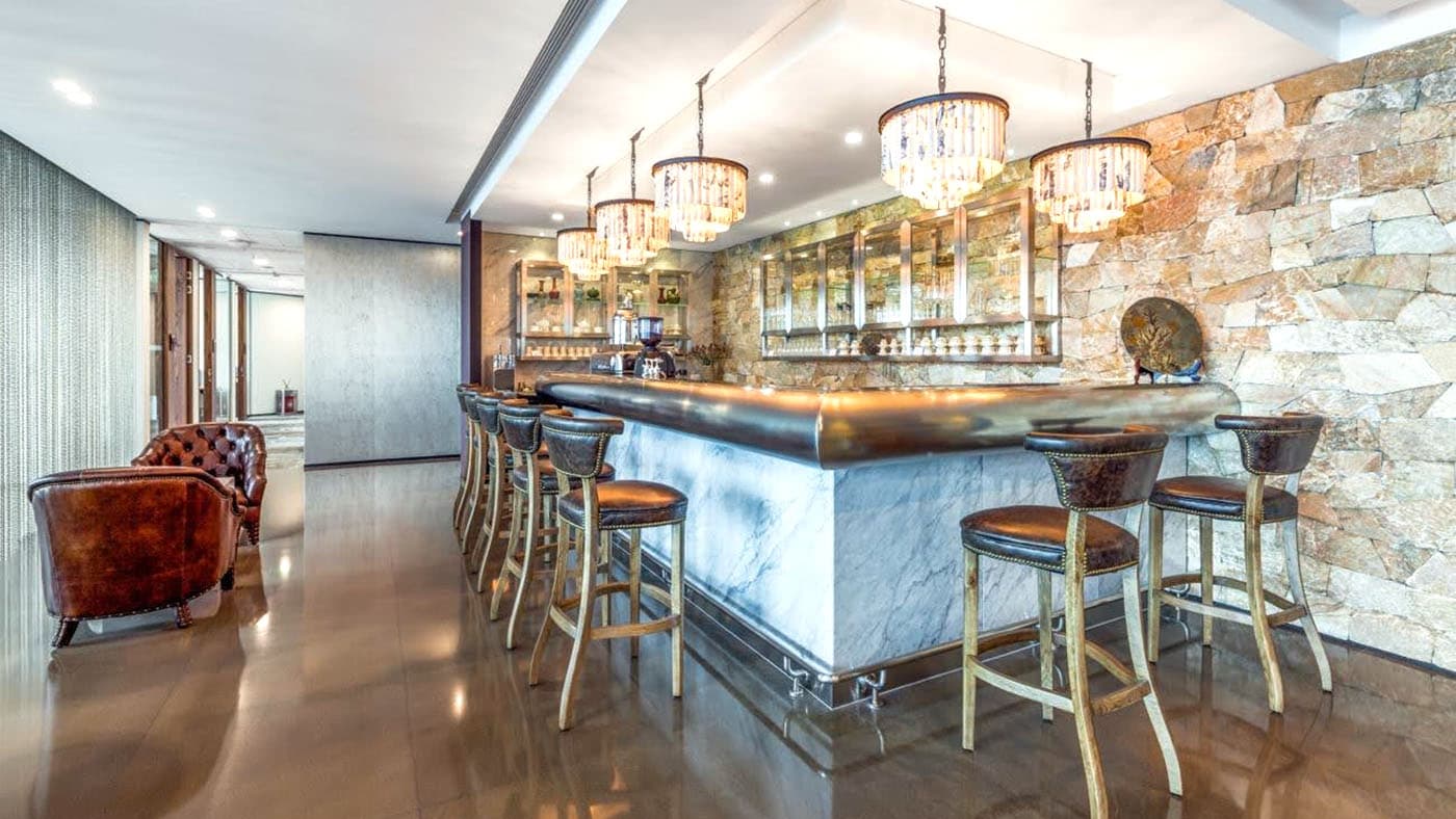 TEC 的商务中心拥有完善咖啡吧服务,吧台位置装有精美吊灯,营造高端且舒适的办公室氛围