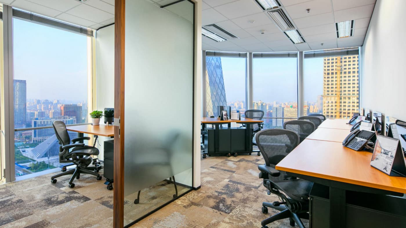 电竞菠菜的商务中心位于大中华区的中央商务区,所提供的有包括小而精致的 20 平米办公室出租服务,为不同企业提供多种选择