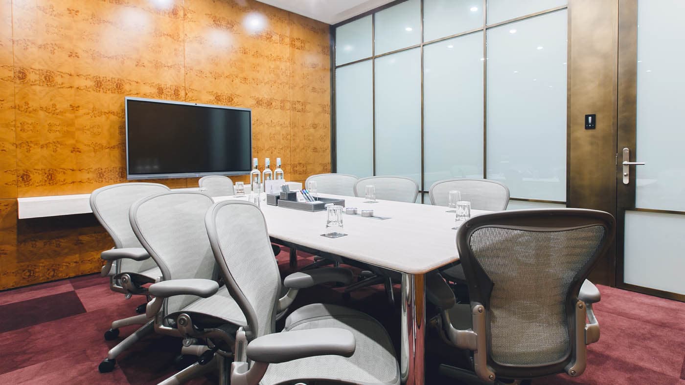 TEC 电竞博彩的会议室配备先进视听设备与可切换隐私的调光玻璃,兼具效率与私密性