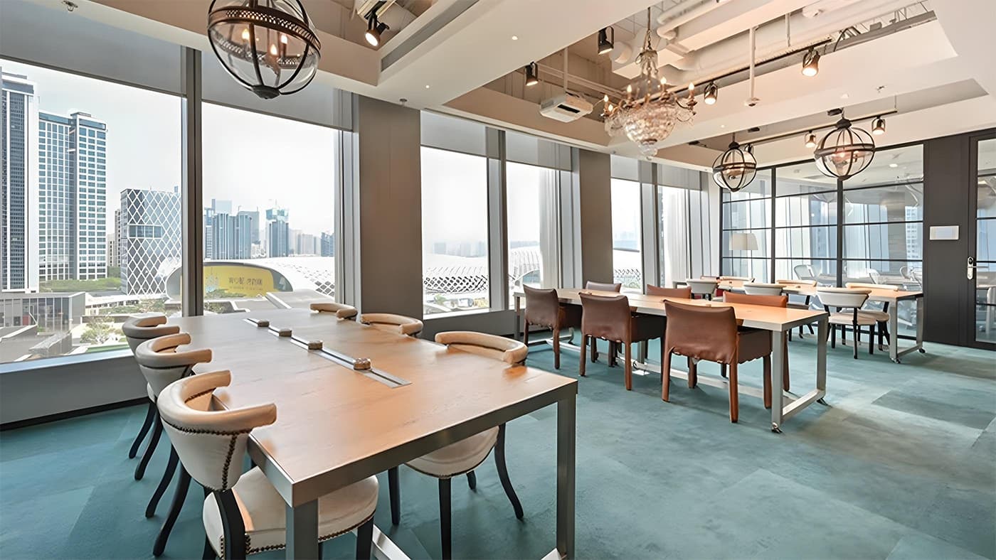 位于高端写字楼的电竞菠菜 TEC 深圳商务中心内部的开放式办公区